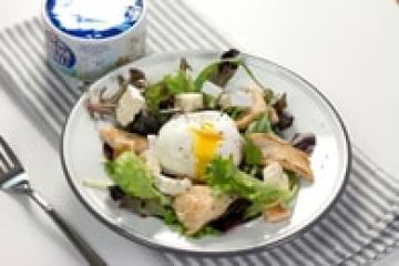 Salade de poulet, œuf poché au Bresse Bleu