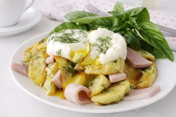 Pommes de terres sautées au jambon et œufs pochés