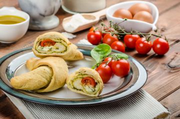 Calzone roulée aux tomates cerises, mozzarella et pesto