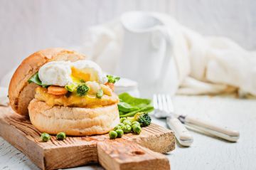 Burger à l’œuf poché, poulet et légumes de printemps