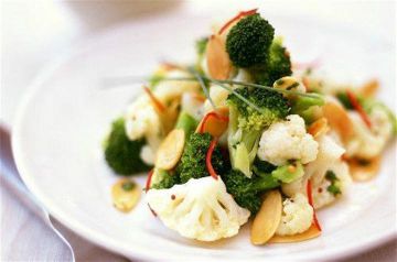 Salade de brocoli et chou-fleur aux amandes