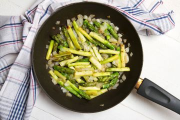 Poêlée d’asperges et noisettes au vinaigre