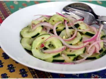 Salade de concombre à l'oignon rouge