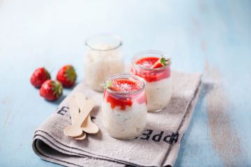 Riz au lait de coco et coulis de fraise