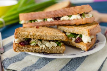 Croque au fromage bleu et cranberries