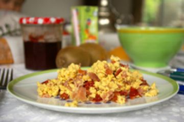 Oeuf brouillé aux tomates séchées et jambon fumé