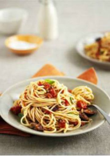 Spaghettis aux tomates, aux olives et aux câpres