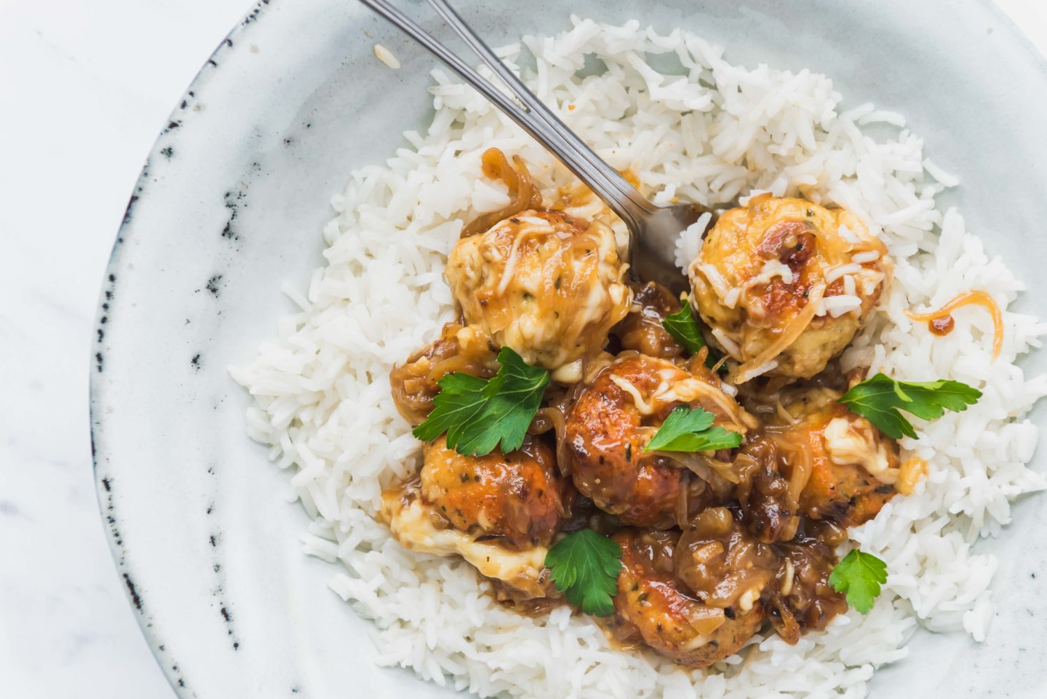 Boulettes de poulet avec une sauce à l’oignon