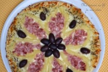 Pizza Hawaïenne à l'ananas, jambon et olives