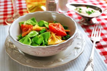 Salade de pâtes au poulet, haricots verts et mozzarella