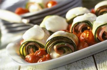 Roulés de courgettes avec mozzarelle, tomates et jambon