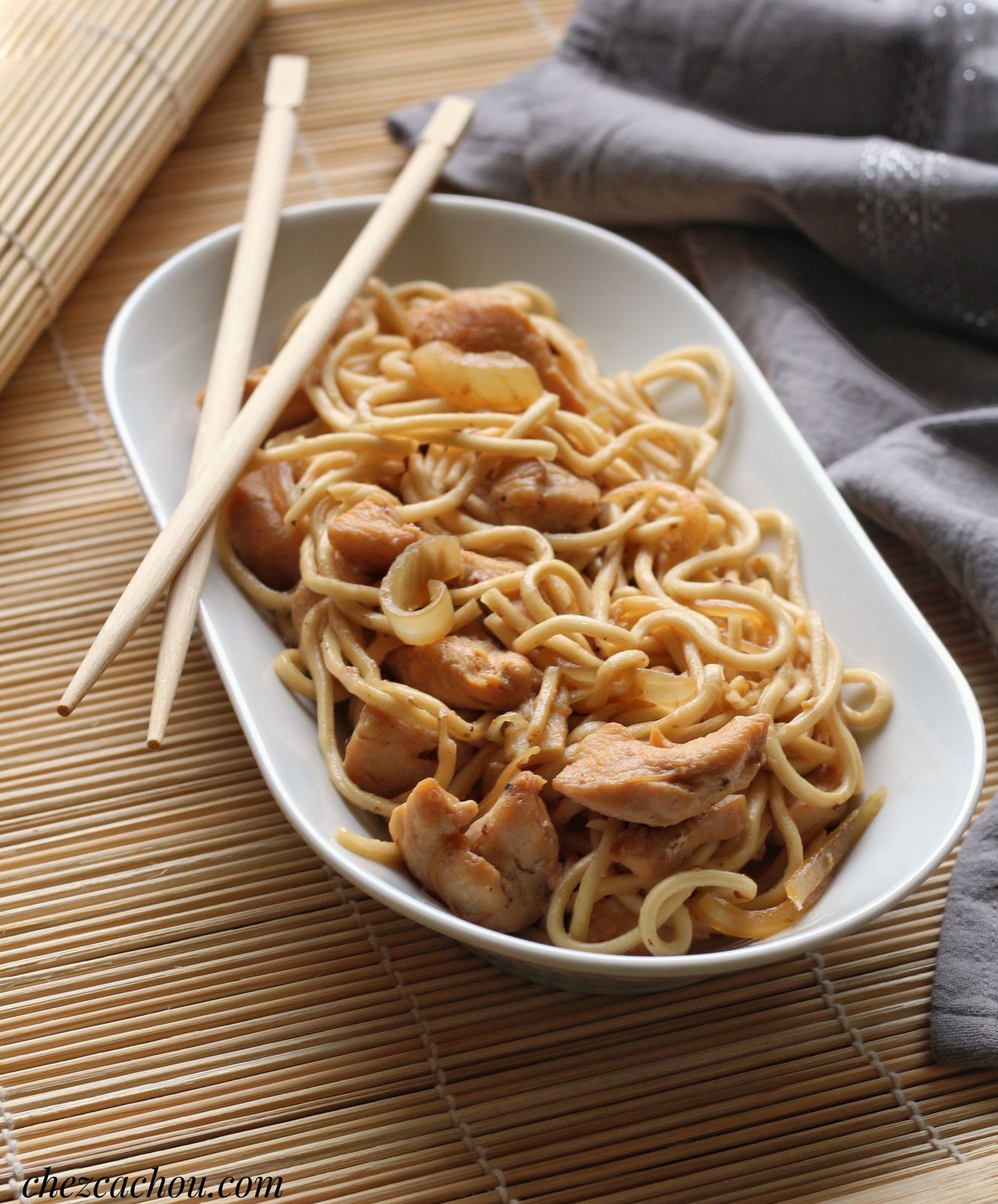 Poulet sauté aux oignons et nouilles chinoises rapide