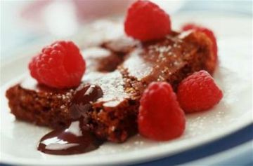 Gateau au chocolat avec framboises et sauce au chocolat