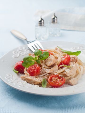 One pot pasta au poulet, tomates cerises et basilic