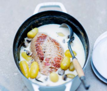 Rôti de veau cuit au lait parfumé aux herbes