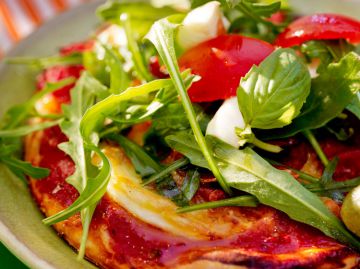 Pizza tomate, mozzarella et roquette