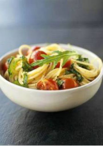 Spaghetti aux tomates cerises et à la roquette