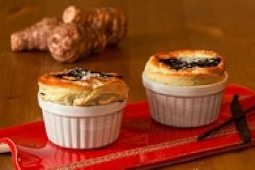 Soufflés de topinambours à la vanille et au chocolat chaud