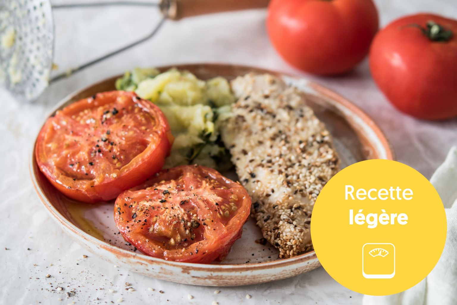 Escalopes de dinde panées au sésame, purée à la courgette rôtie et tomates au four