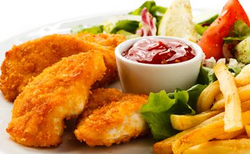 Nuggets de poulet maison, frites et salade