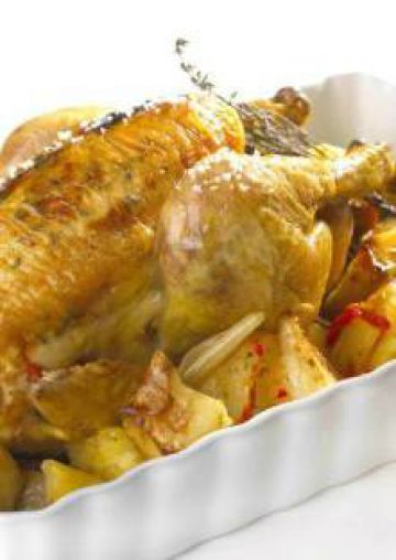 Poulet rôti au thym, lit de pommes de terre et 3 poivrons