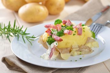 Pomme de terre farcie aux lardons et brocoli