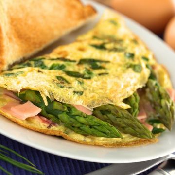 Omelette aux asperges vertes et jambon