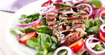 Entrecôte de boeuf grillée au barbecue et salade de crudités légère