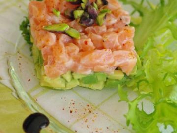 Tartare de saumon à l'avocat et aux pistaches