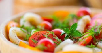 Salade d’encornets citronnés, tomate et poivron