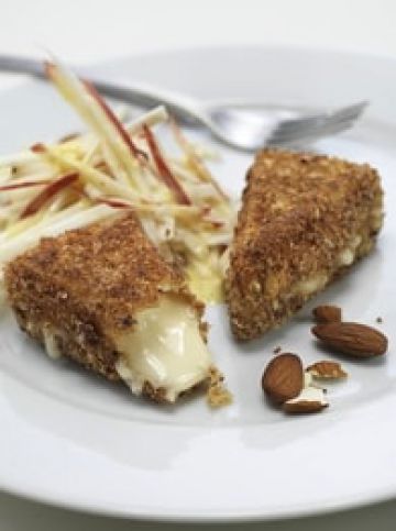 Reblochon pané aux amandes  et salade pomme-céleri