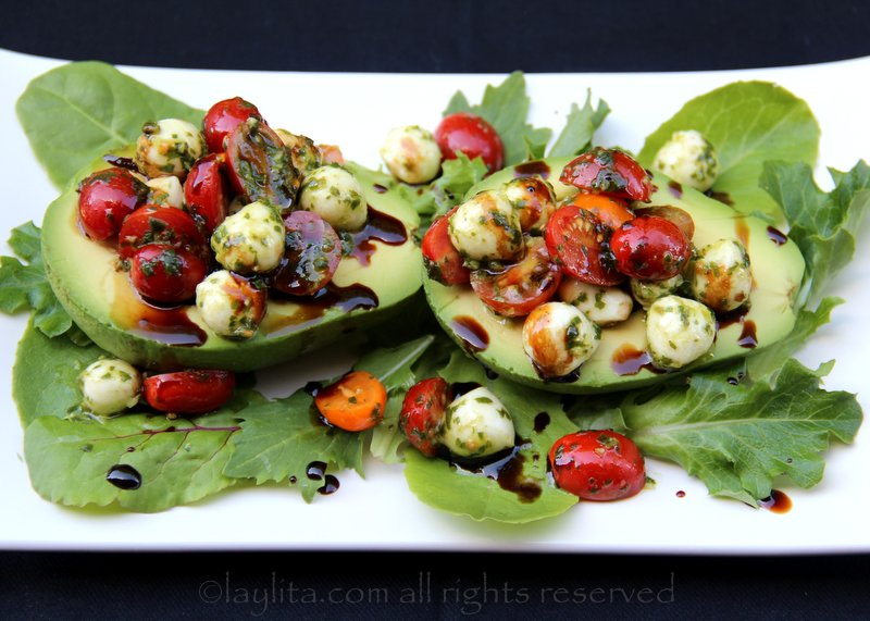 Salade caprese sur avocats