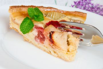 Tarte à la rhubarbe et à l'ananas à la crème d'amandes