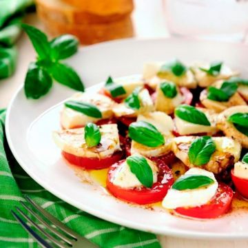 Salade de tomates à la mozzarella, au vinaigre balsamique